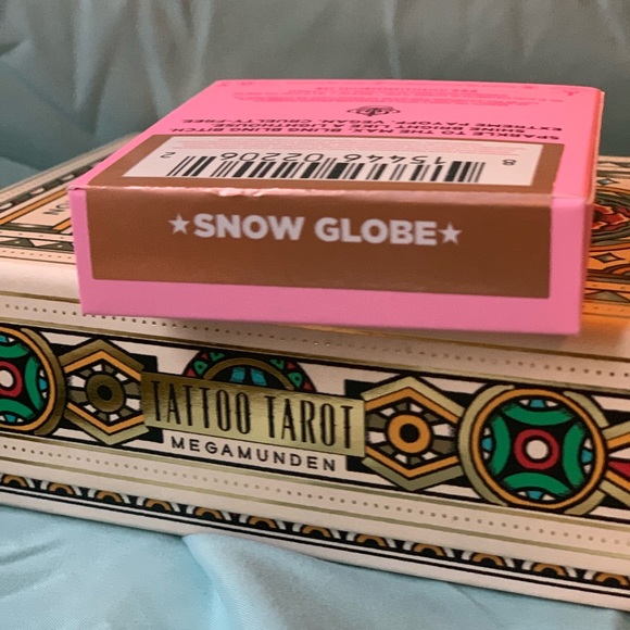 Jeffery Star Supreme Frost Snow Globe Highlighter. - Picture 2 of 4